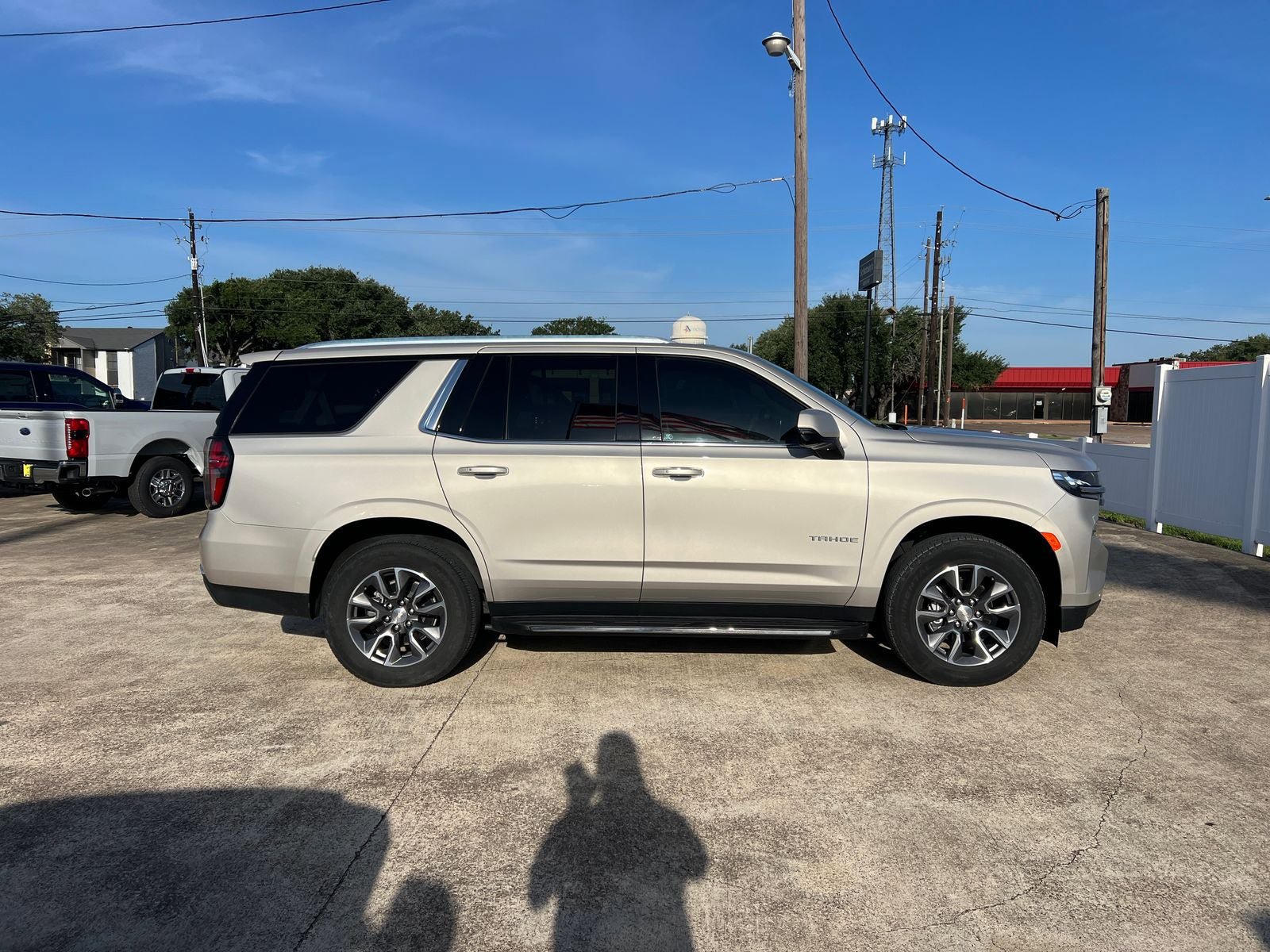 Used 2022 Chevrolet Tahoe LT w/ Luxury Package RWD image 2