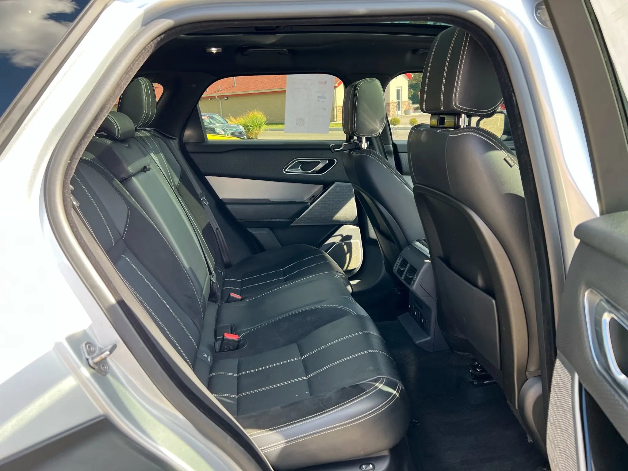 Used 2018 Land Rover Range Rover Velar R-Dynamic SE image 21