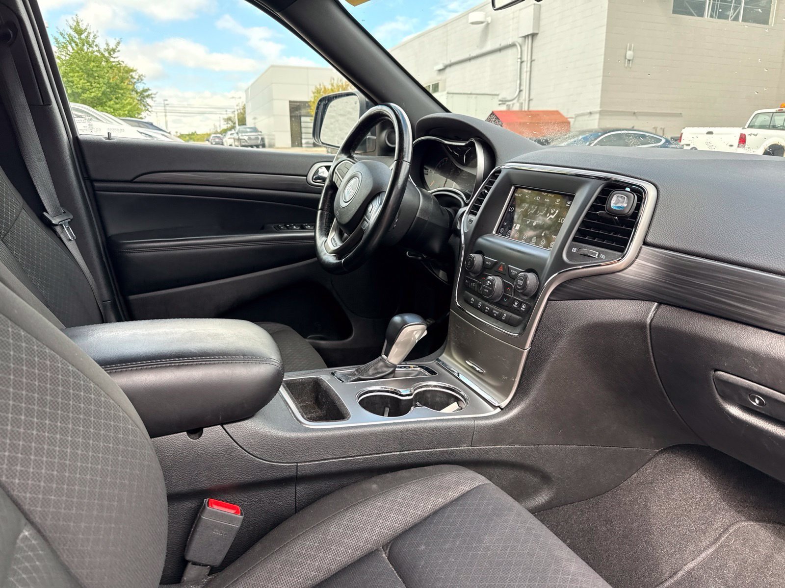 Used 2021 Jeep Grand Cherokee Laredo w/ Security & Convenience Group AWD/4WD image 22