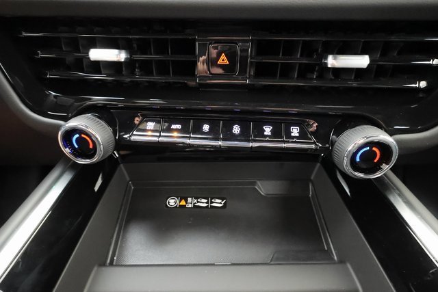 Used 2025 Chevrolet Suburban High Country image 18