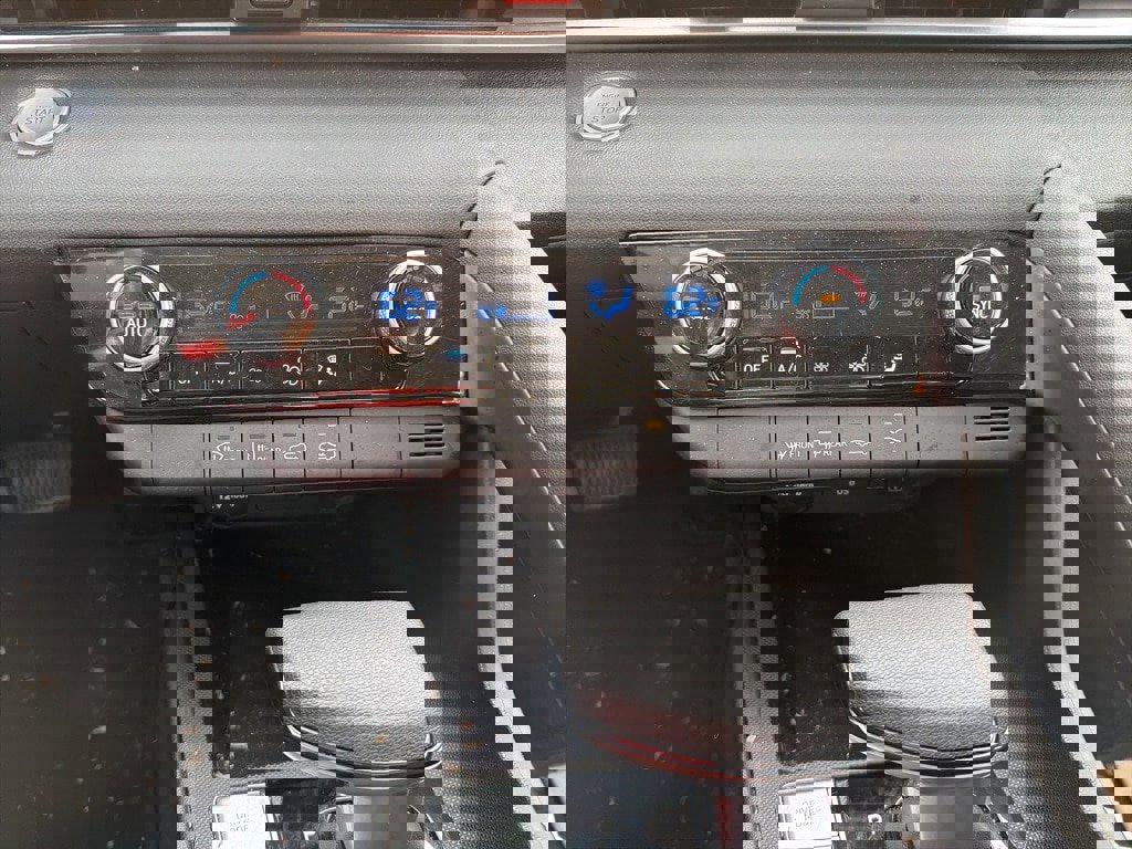 Certified 2022 Hyundai Elantra SEL image 24