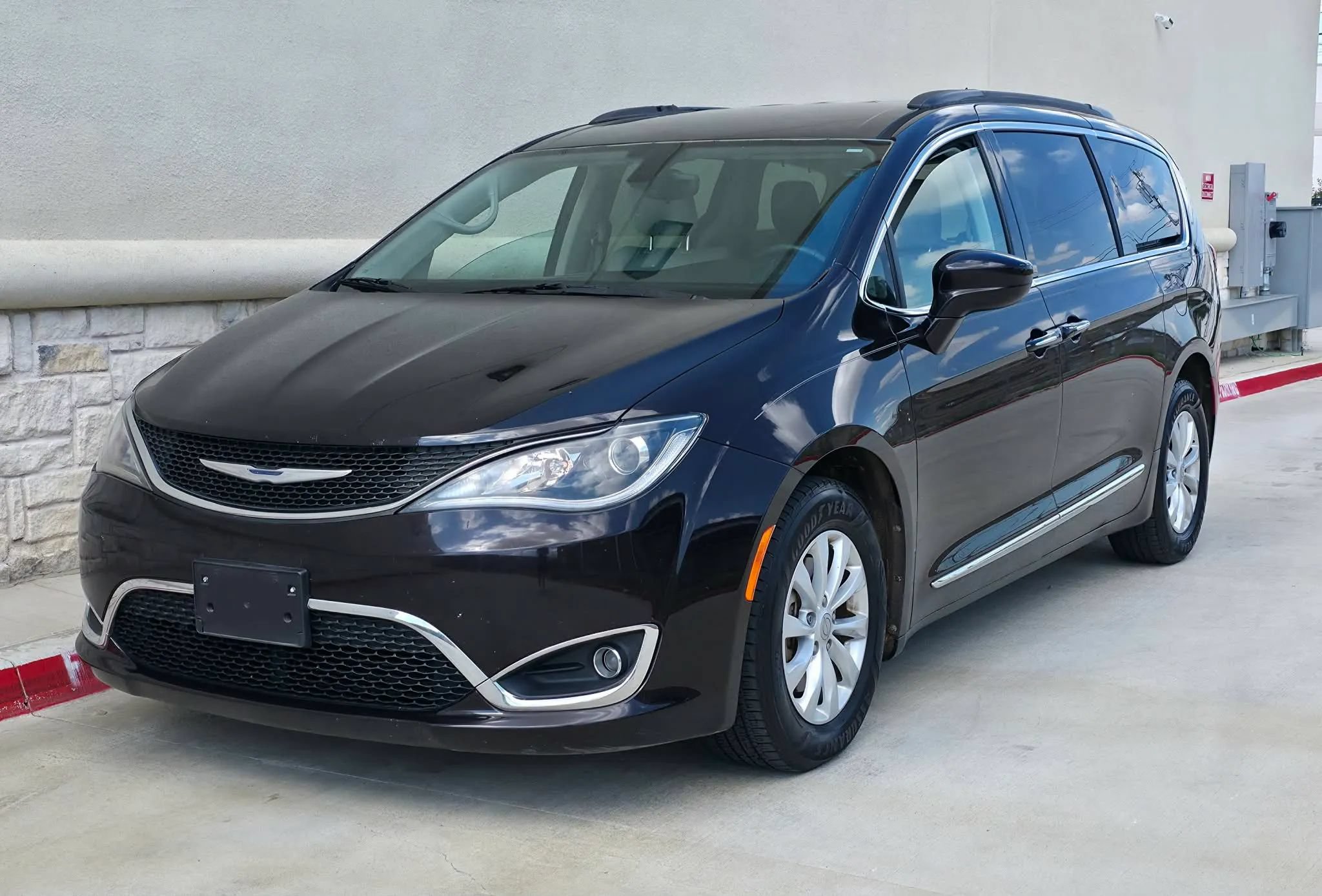 Used 2017 Chrysler Pacifica Touring-L FWD image 7