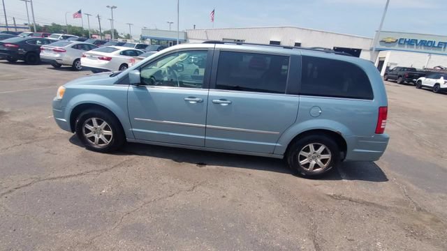 Used 2009 Chrysler Town & Country Touring FWD image 5