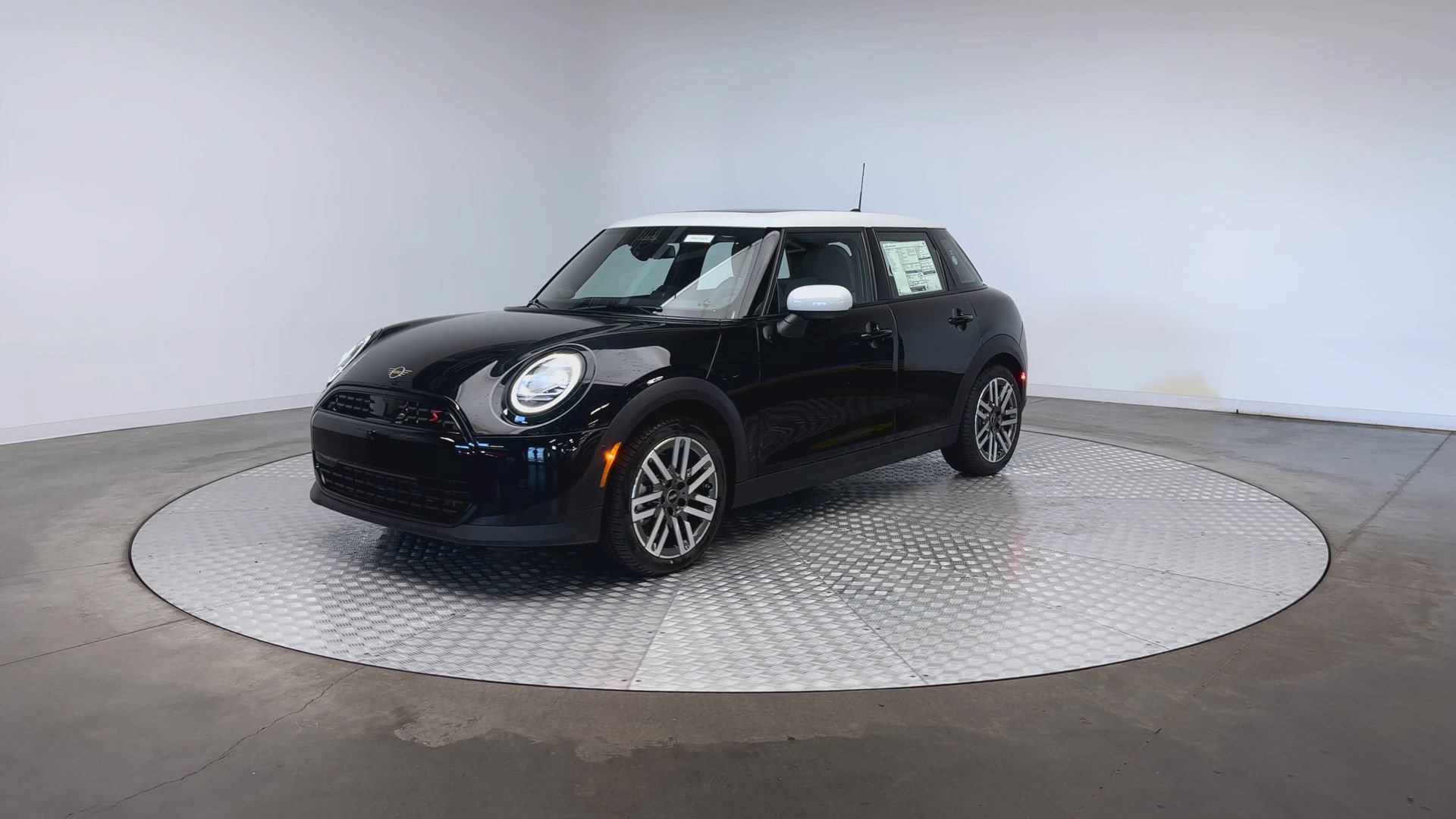 Used 2027 MINI Cooper S FWD image 4