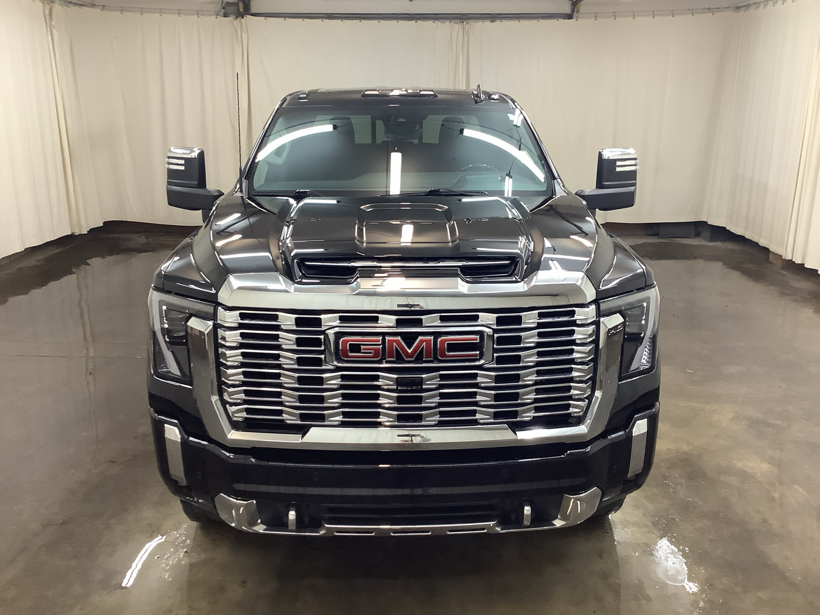 Used 2024 GMC Sierra 2500 Denali w/ Denali Reserve Package AWD/4WD image 2