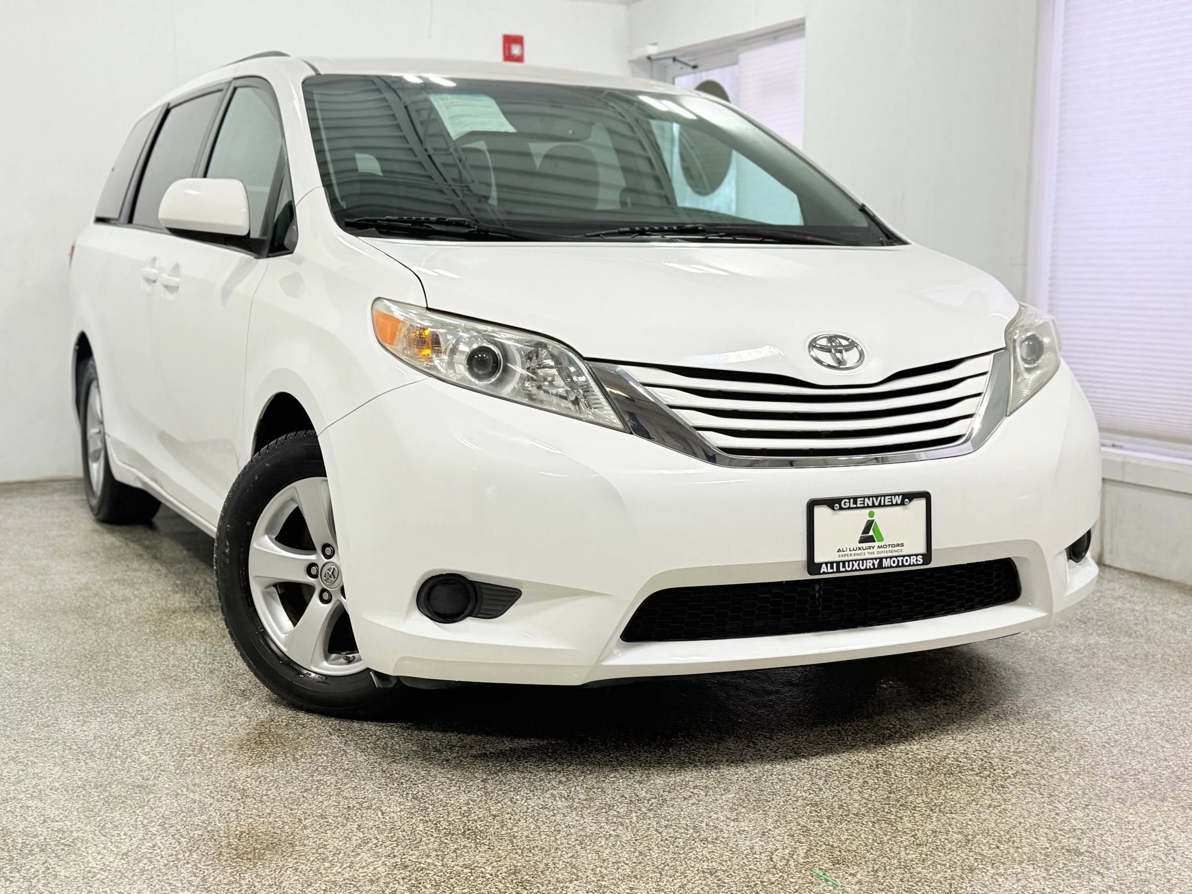 Used 2017 Toyota Sienna LE image 3