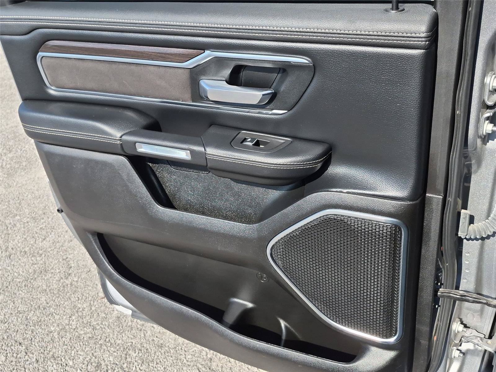 Used 2025 RAM 1500 Laramie AWD/4WD image 32