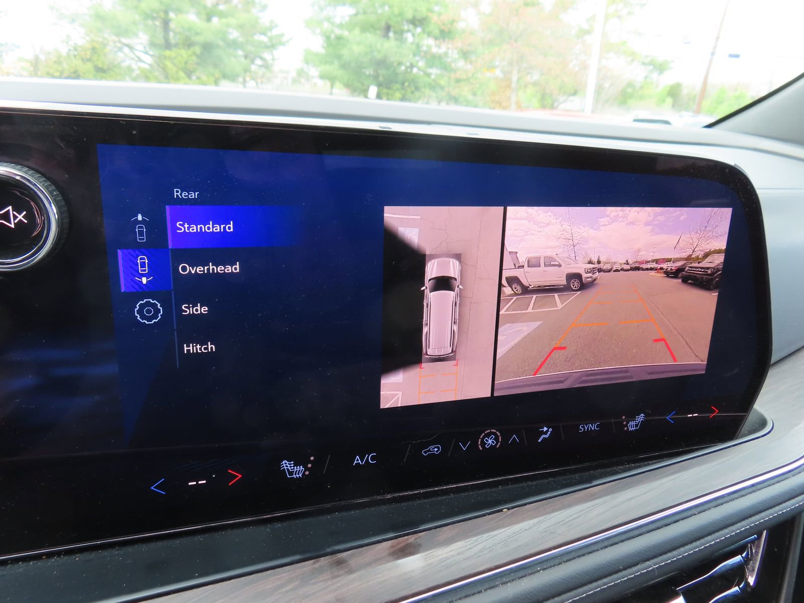 Used 2025 Chevrolet Suburban Z71 image 26