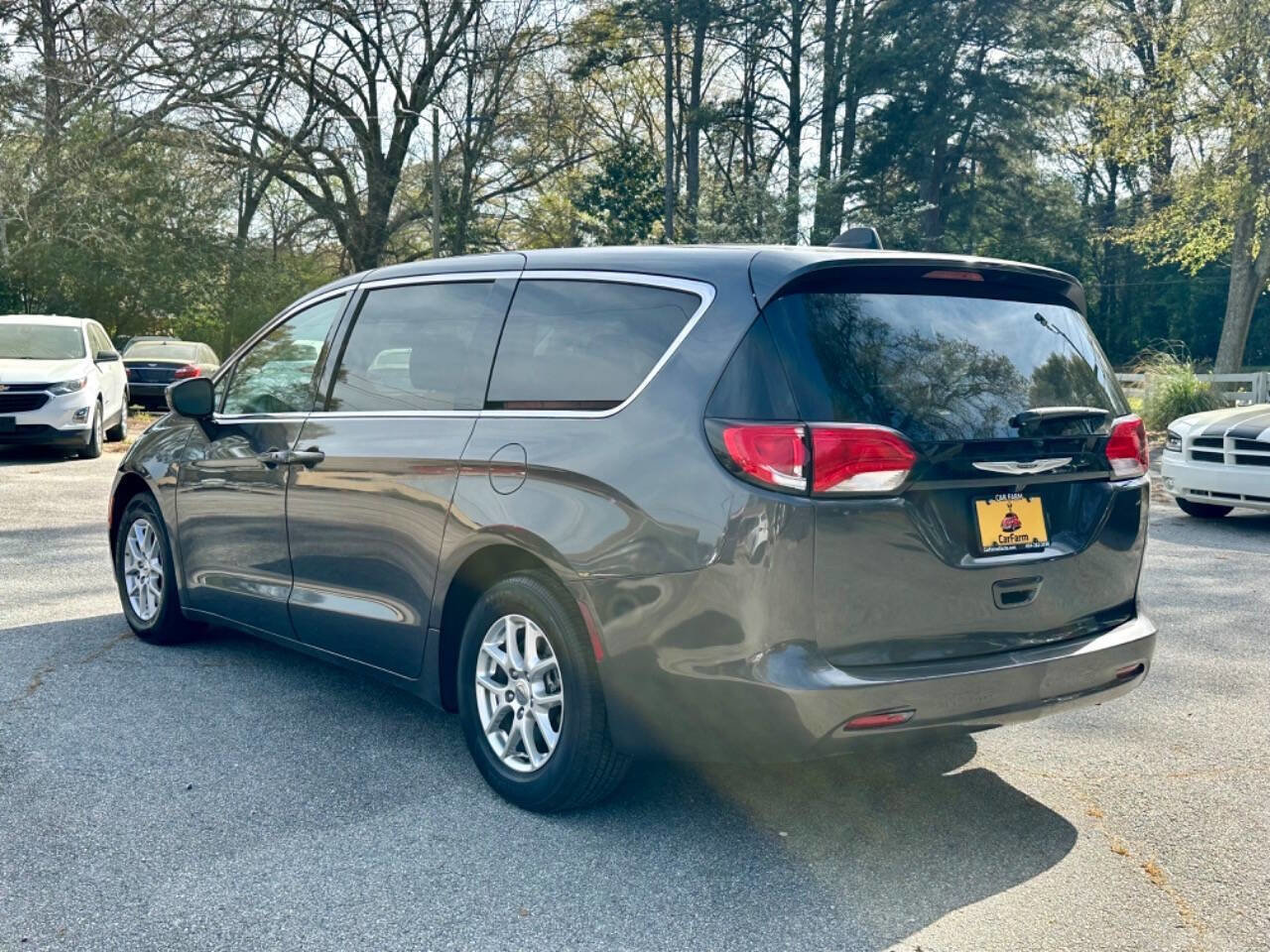 Used 2022 Chrysler Voyager LX image 5