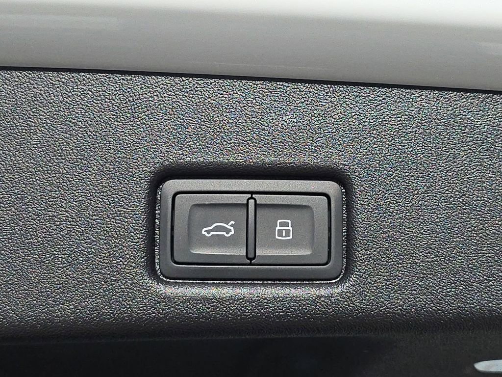 New 2025 Audi SQ5 Prestige image 13