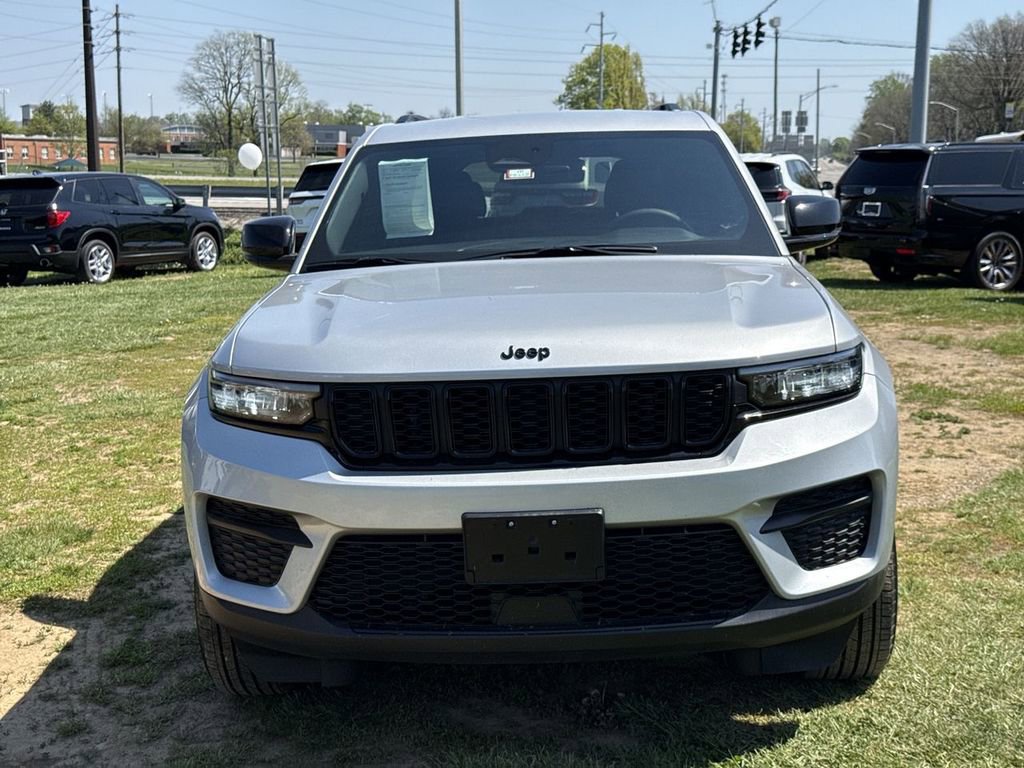 Used 2025 Jeep Grand Cherokee Altitude AWD/4WD image 16