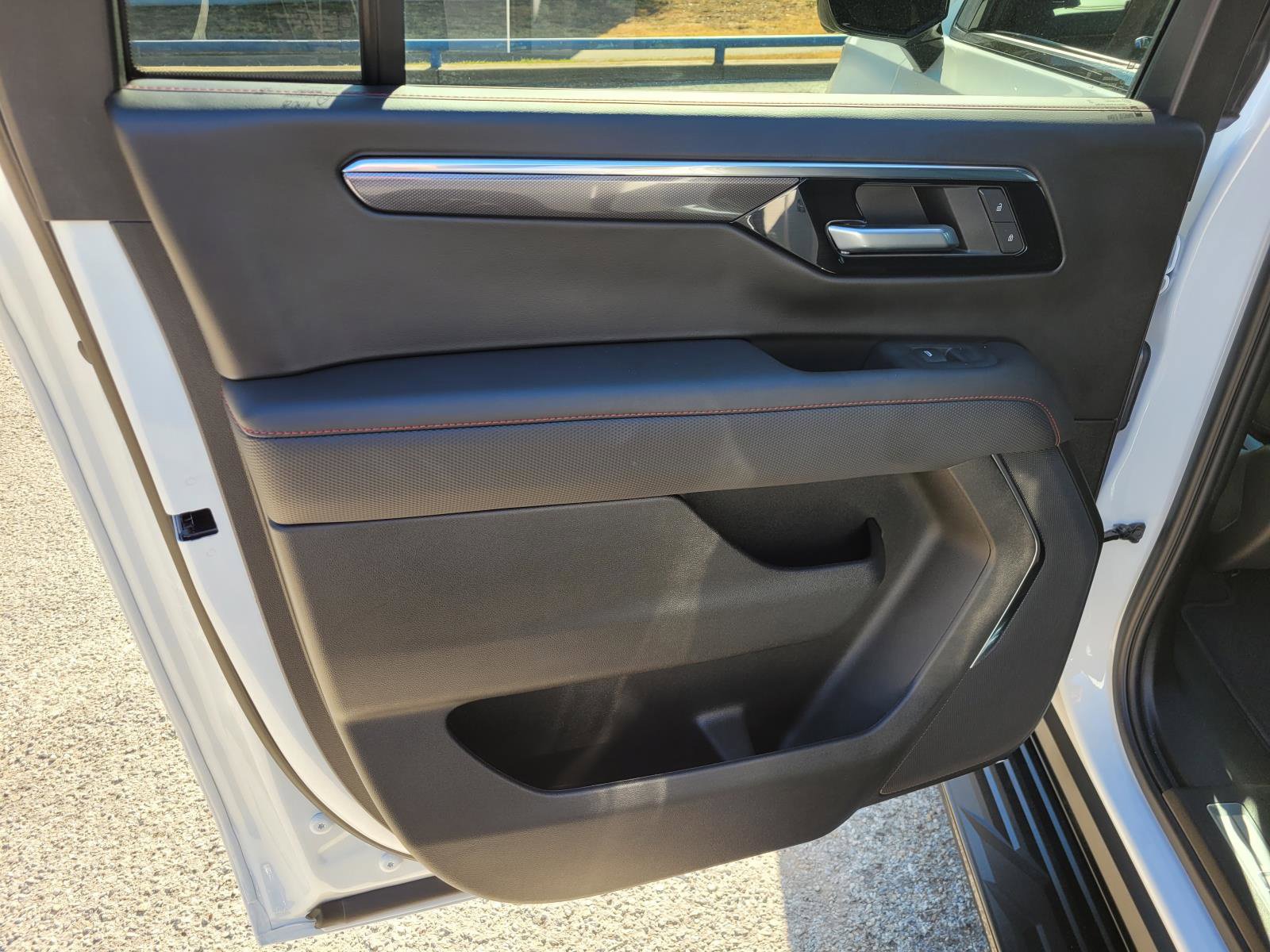 Used 2026 Chevrolet Suburban RST RWD image 16