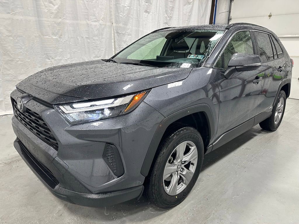 Used 2025 Toyota RAV4 XLE AWD/4WD image 3