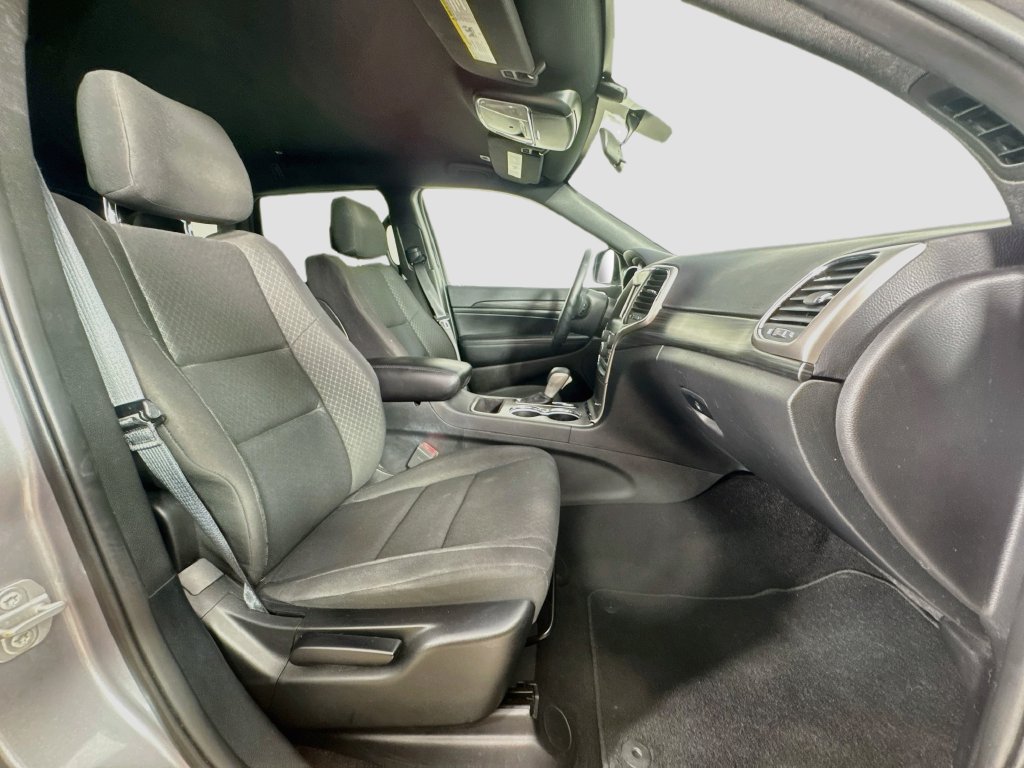 Used 2019 Jeep Grand Cherokee Laredo AWD/4WD image 32