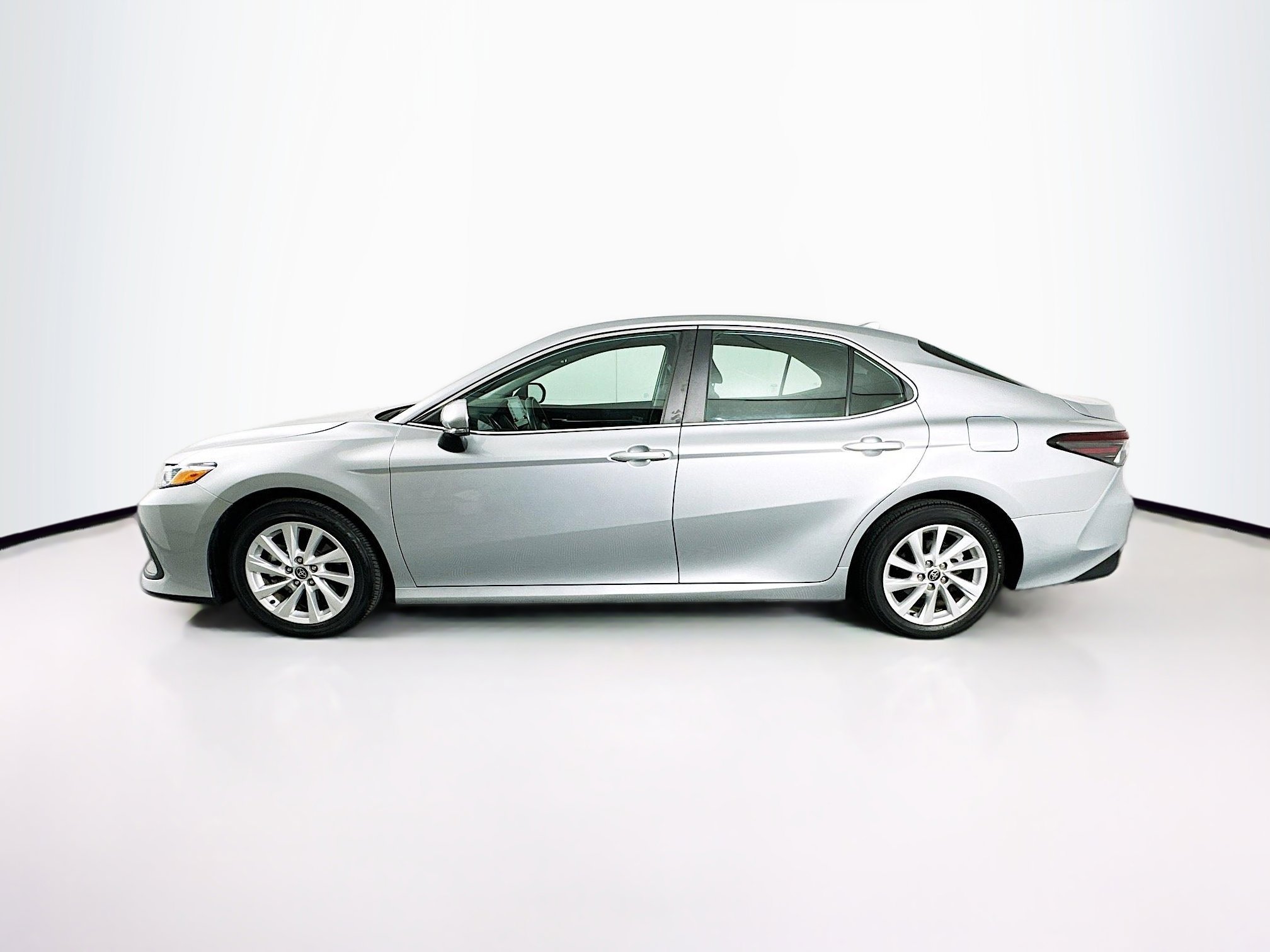 Used 2023 Toyota Camry LE w/ Convenience Package FWD image 4