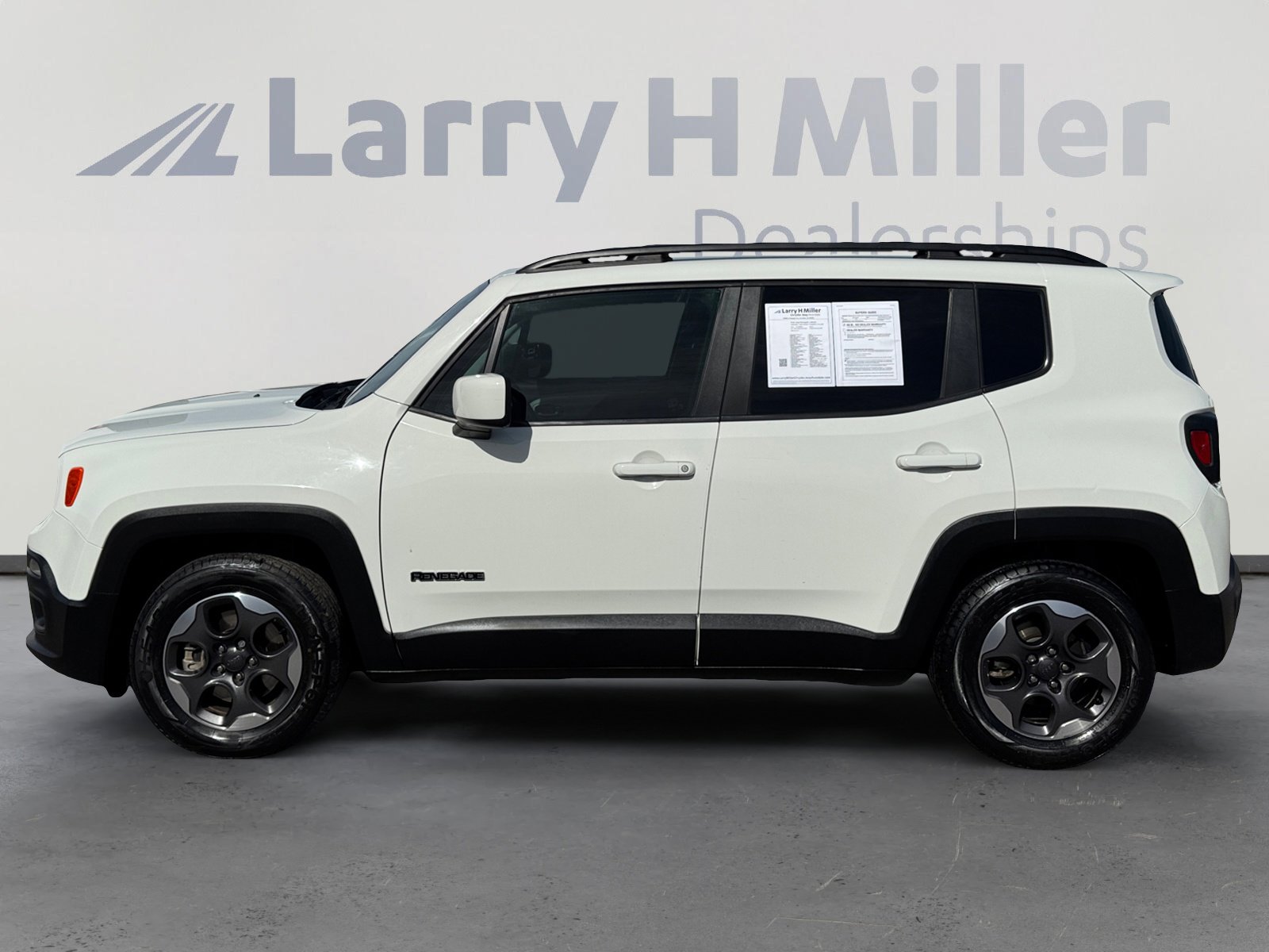 Used 2018 Jeep Renegade Latitude FWD image 2