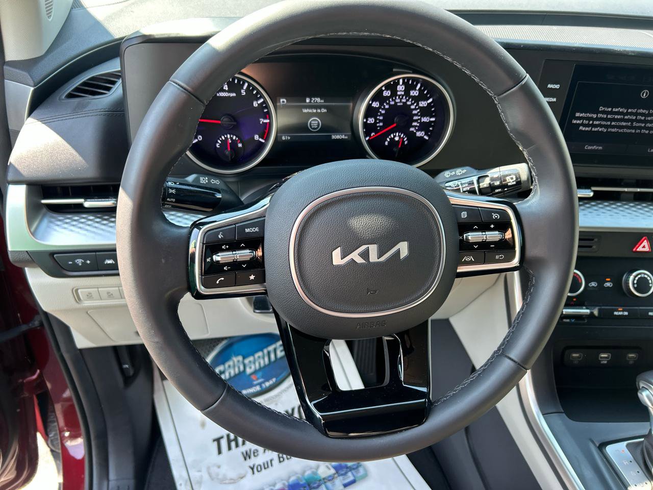 Used 2024 Kia Carnival LX FWD image 17