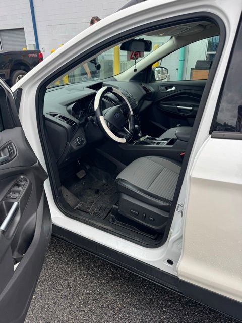 Used 2017 Ford Escape SE w/ SE Sport Appearance Package FWD image 3