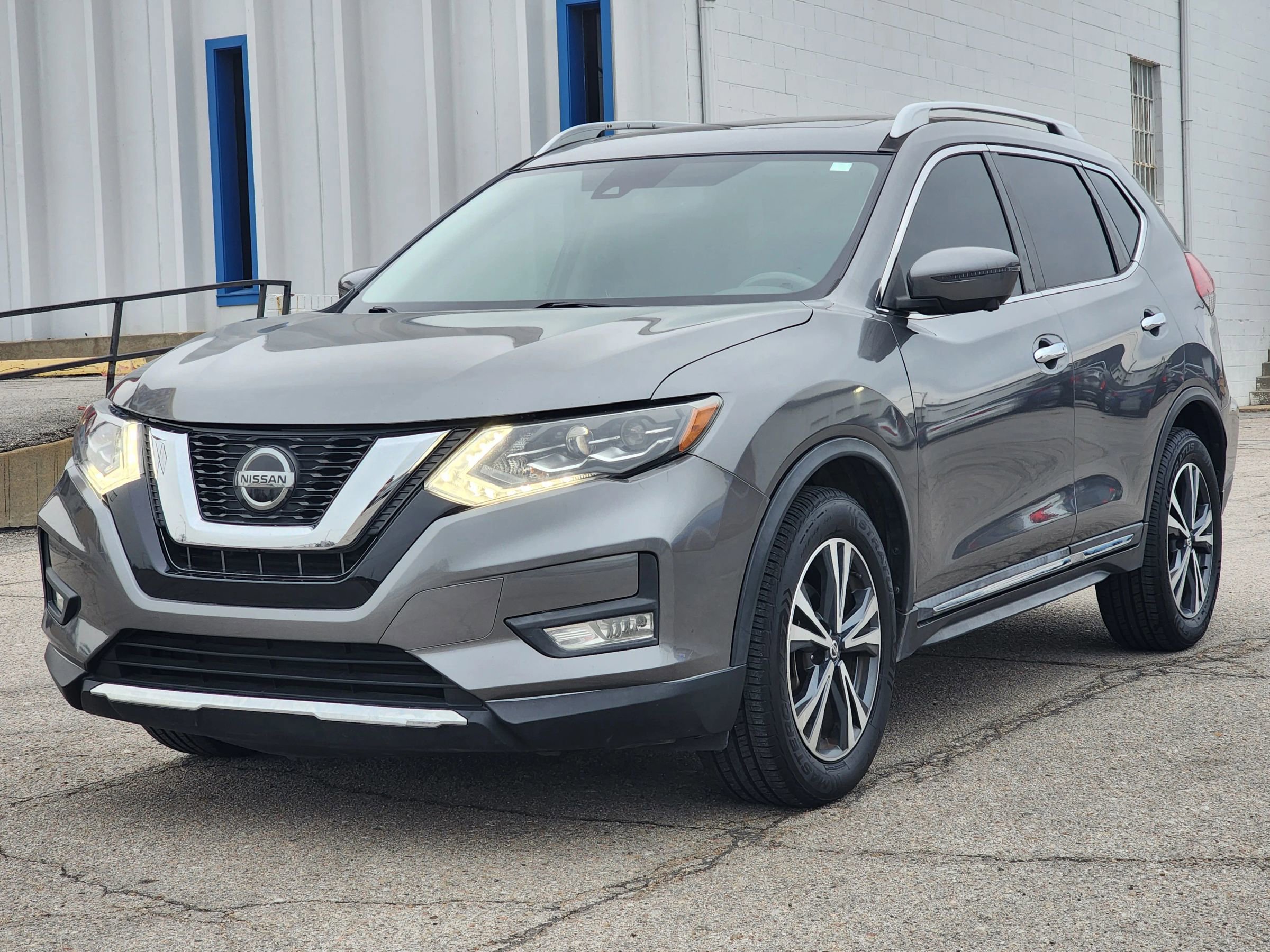 Used 2018 Nissan Rogue SL w/ Premium Package image 3