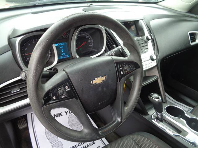 Used 2017 Chevrolet Equinox LS AWD/4WD image 32