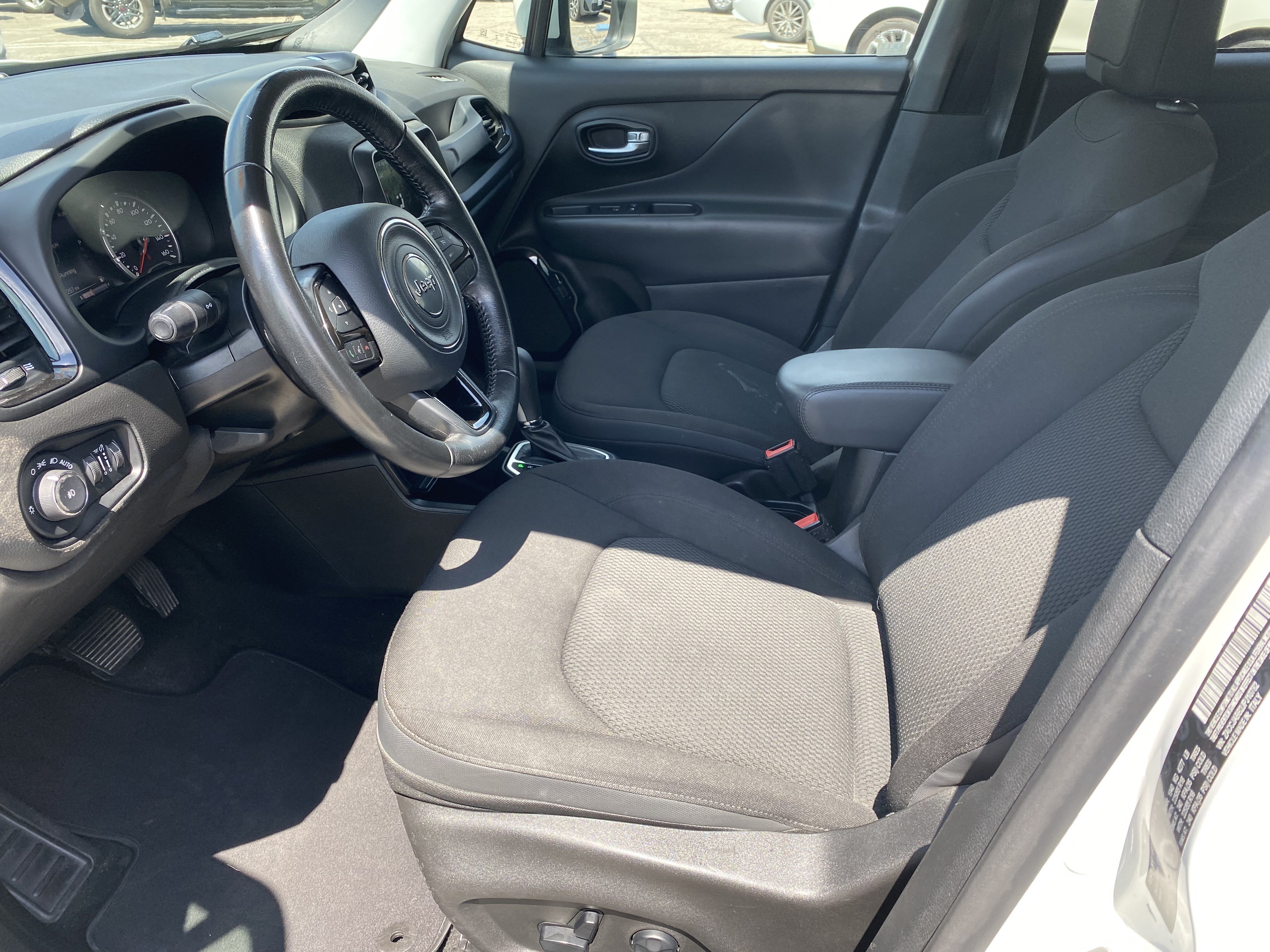 Used 2018 Jeep Renegade Altitude w/ UConnect 8.4 Nav Group FWD image 14