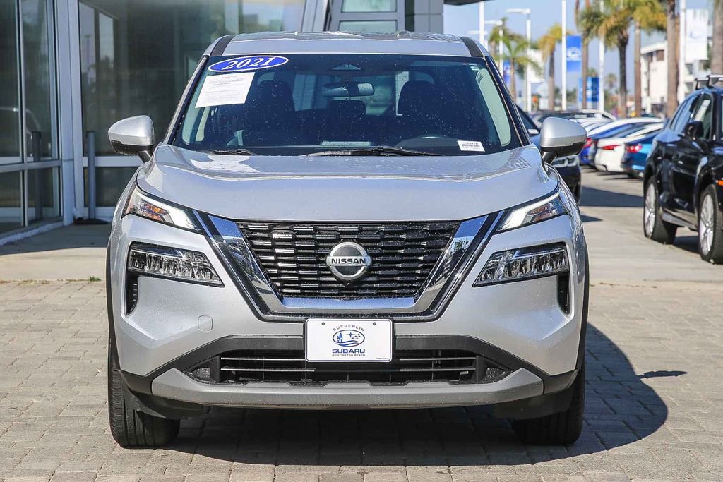 Used 2021 Nissan Rogue SV image 2