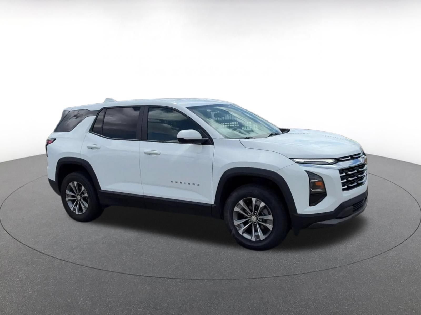 Used 2025 Chevrolet Equinox LT FWD image 2