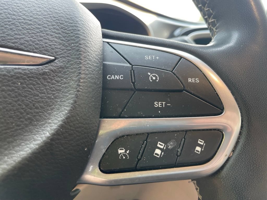 Used 2022 Chrysler Pacifica Touring-L FWD image 14