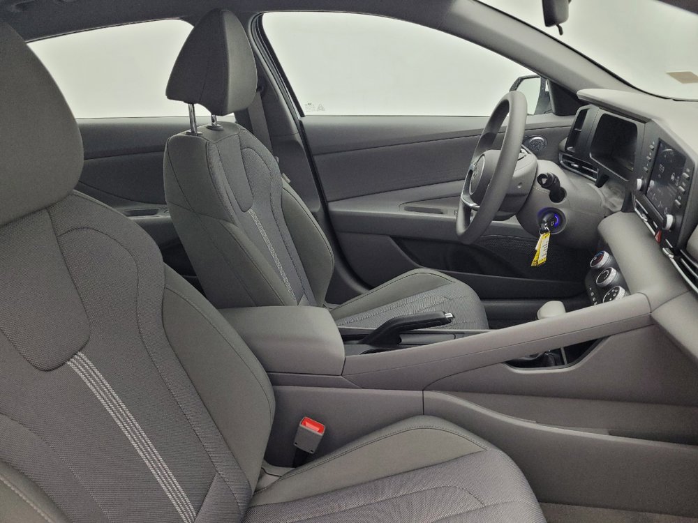 Used 2025 Hyundai Elantra SE image 21