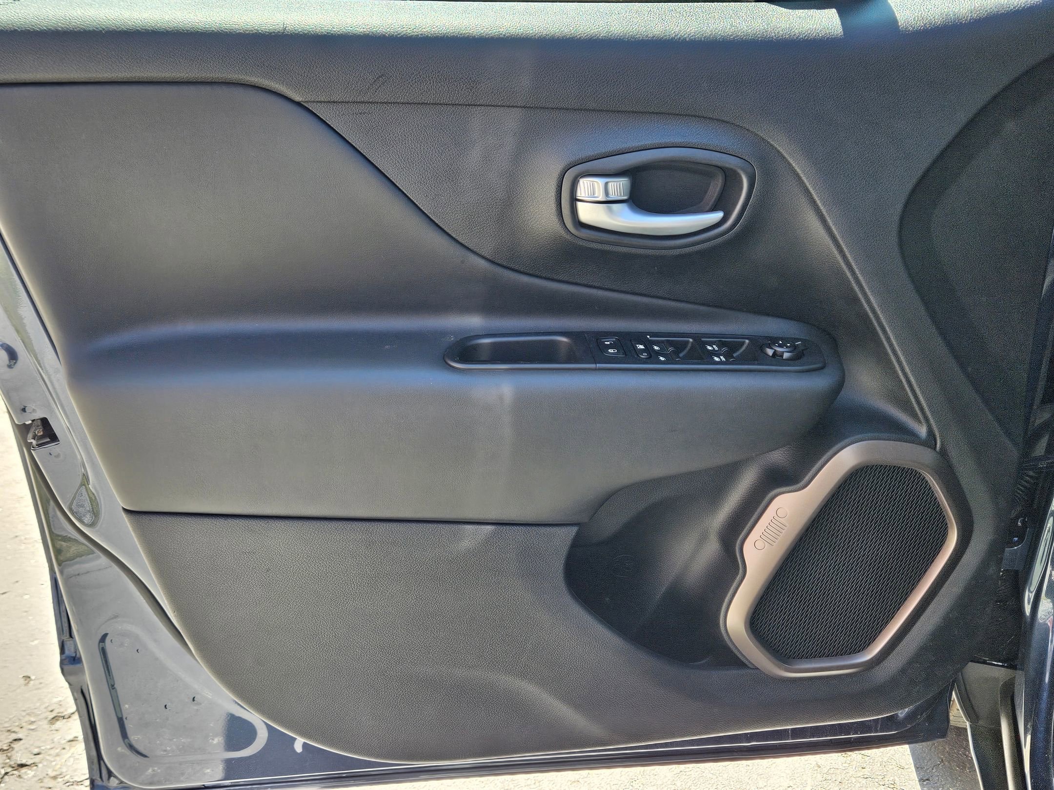 Used 2023 Jeep Renegade Latitude image 18