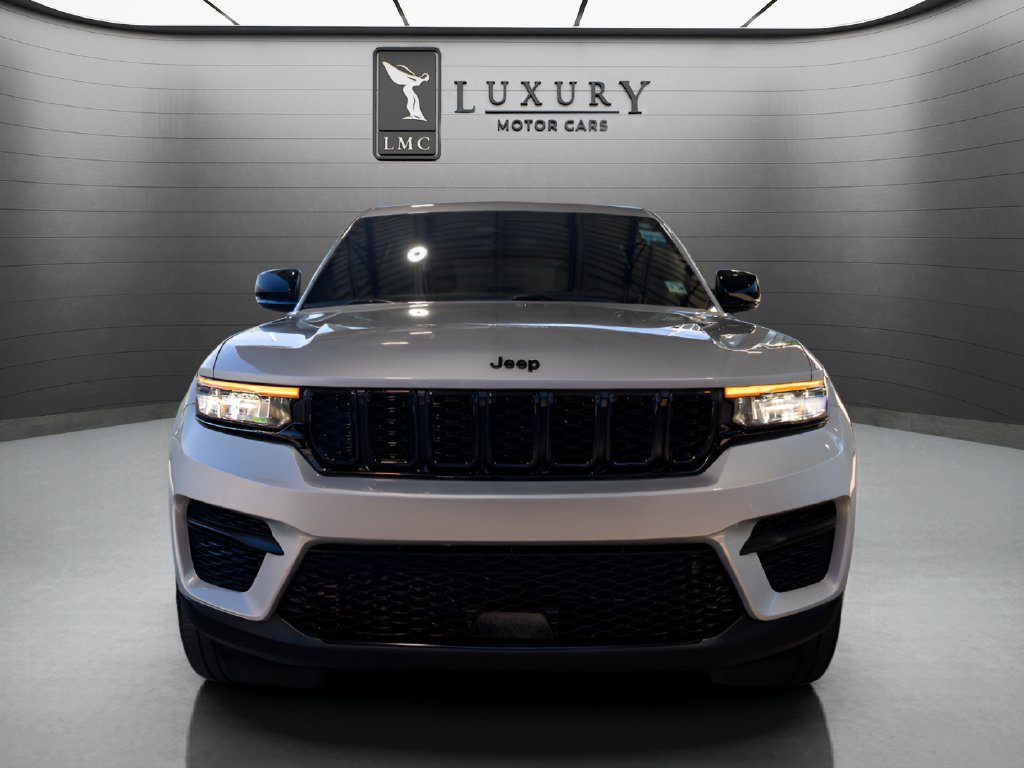 Used 2023 Jeep Grand Cherokee Altitude AWD/4WD image 3