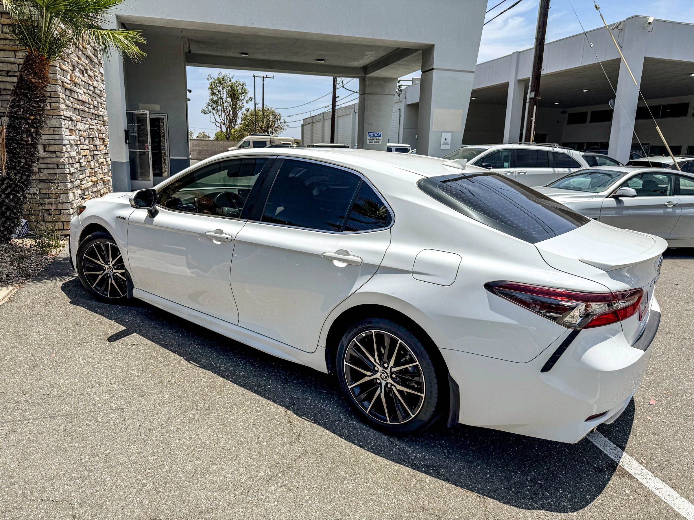 Used 2021 Toyota Camry SE w/ Audio Upgrade Package FWD image 4