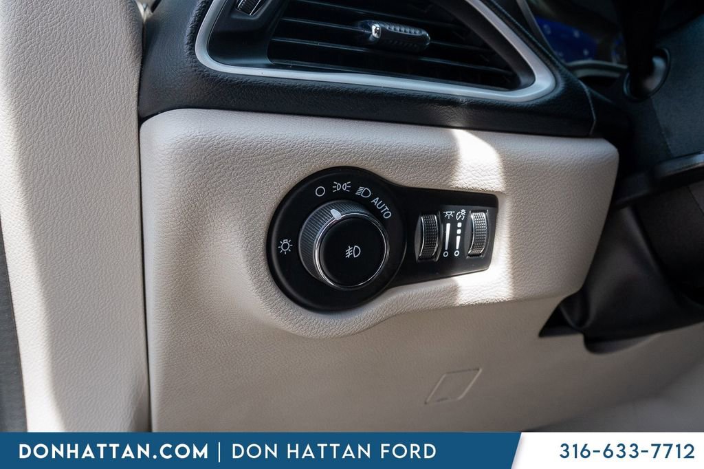 Used 2023 Chrysler Pacifica Touring-L image 15