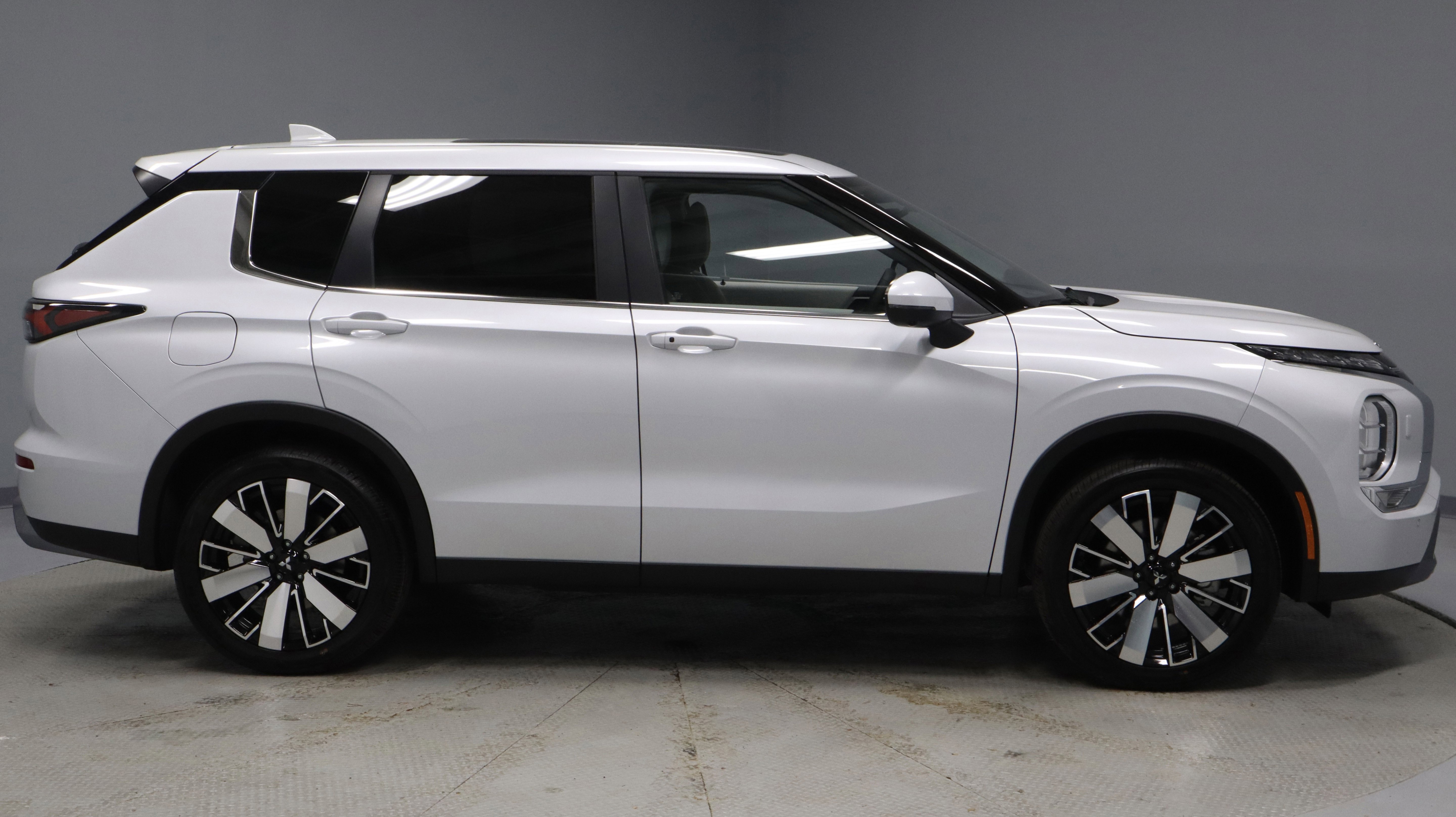 New 2026 Mitsubishi Outlander SE image 9