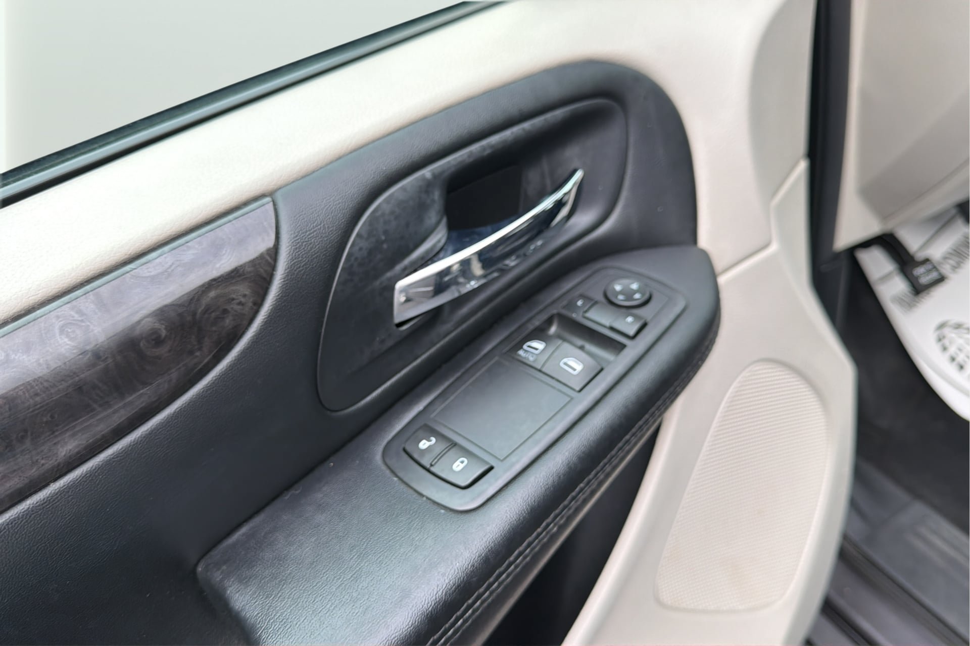 Used 2017 Dodge Grand Caravan SE FWD image 19