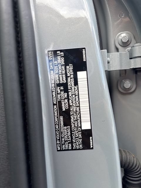 Certified 2025 Volvo XC40 B5 Core AWD/4WD image 28