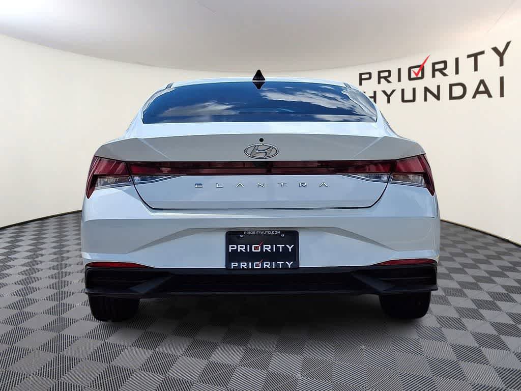 Used 2022 Hyundai Elantra SEL w/ Convenience Package FWD image 5