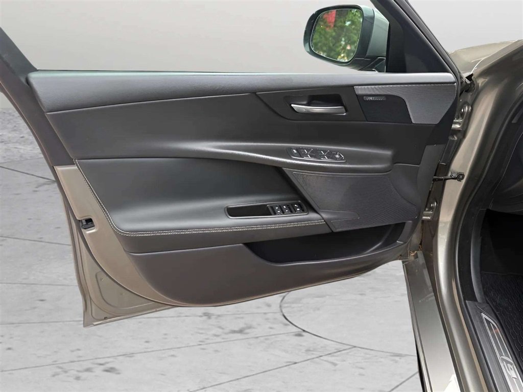 Used 2019 Jaguar XE S RWD image 21