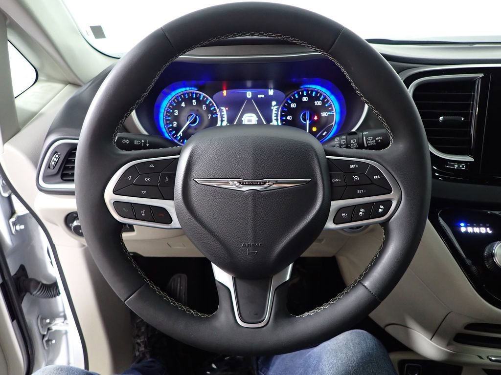 Used 2023 Chrysler Pacifica Touring-L FWD image 30