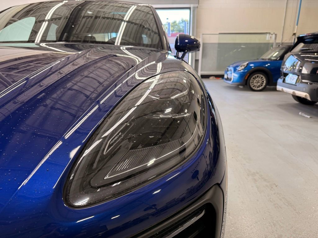 Used 2022 Porsche Macan w/ Premium Package image 9