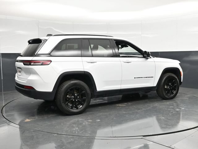 Used 2025 Jeep Grand Cherokee Altitude AWD/4WD image 4
