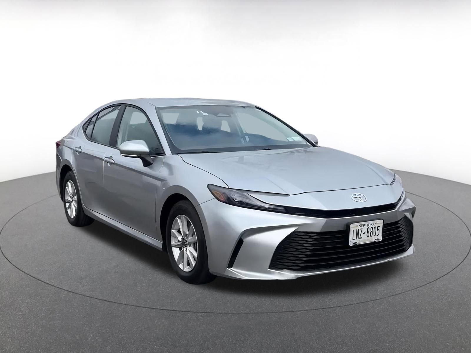Used 2025 Toyota Camry LE image 3