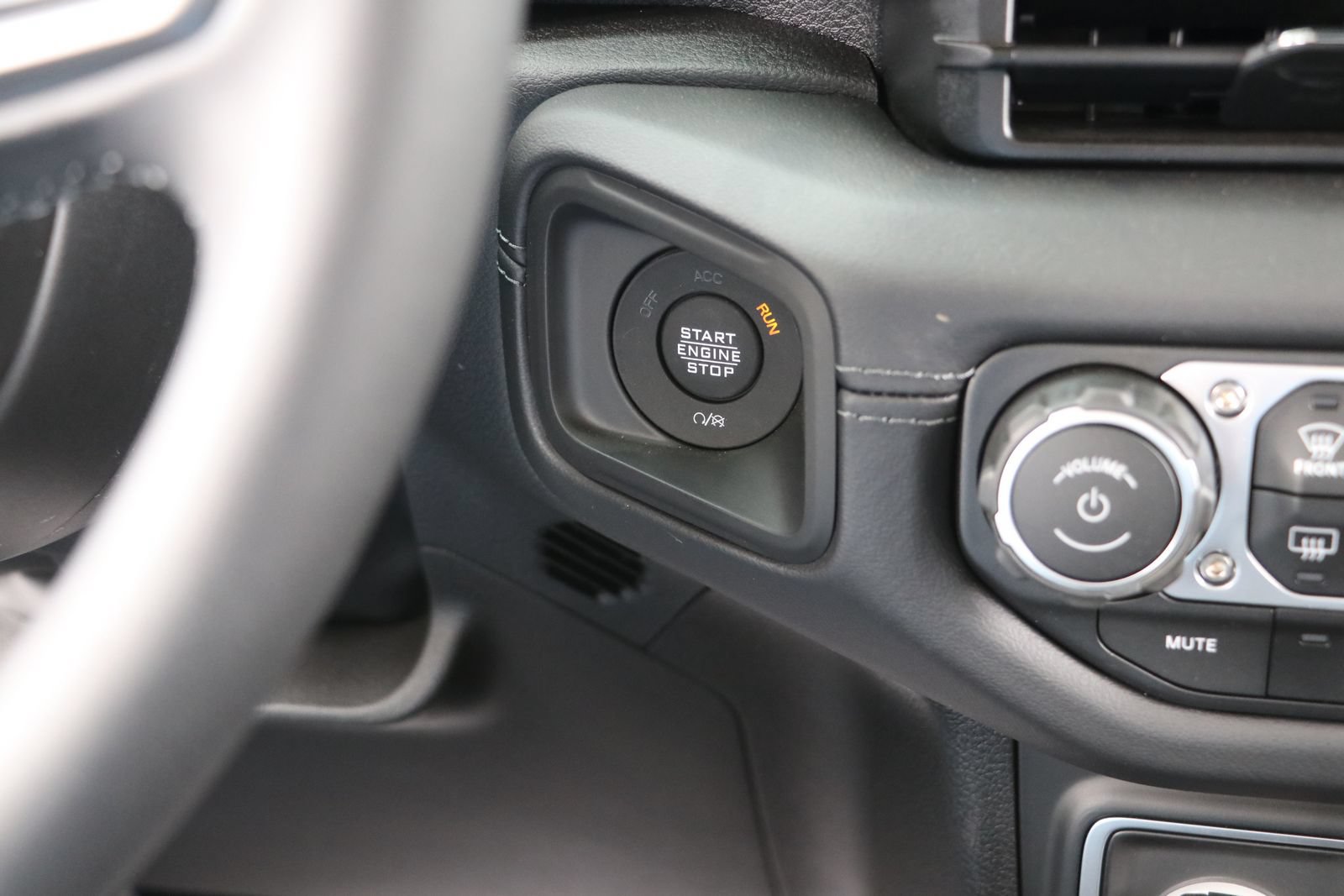 New 2025 Jeep Gladiator Mojave w/ Convenience Group AWD/4WD image 23