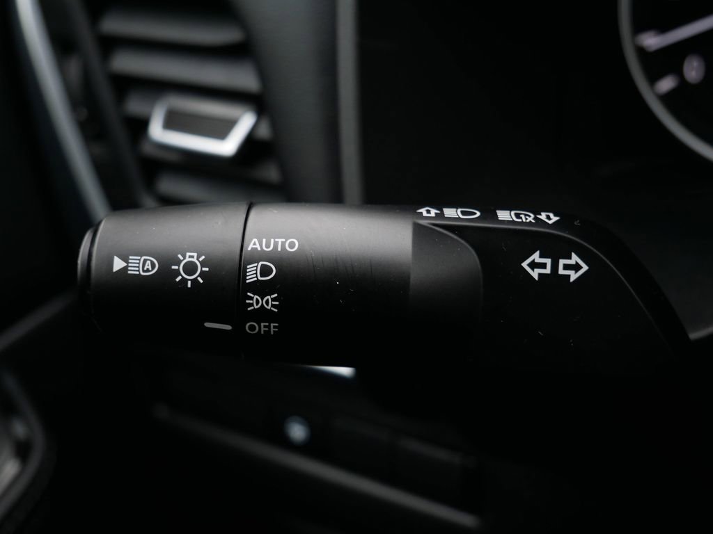 Used 2025 Nissan Rogue SV AWD/4WD image 19