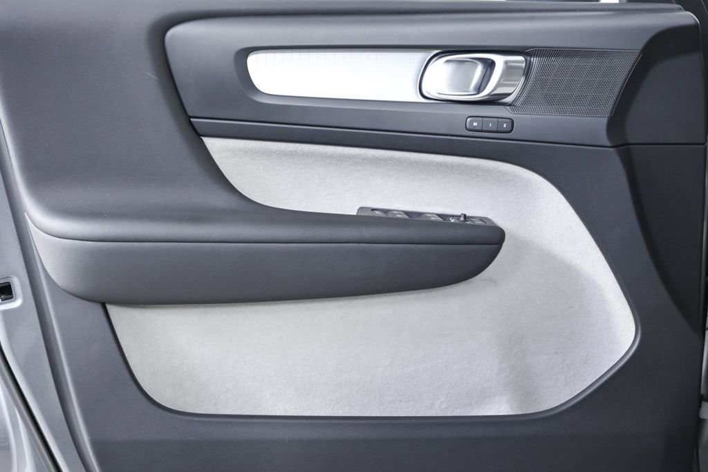 Used 2019 Volvo XC40 T5 Momentum image 7