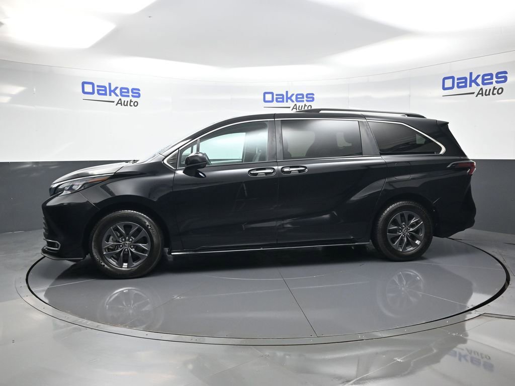 Used 2024 Toyota Sienna XLE image 5