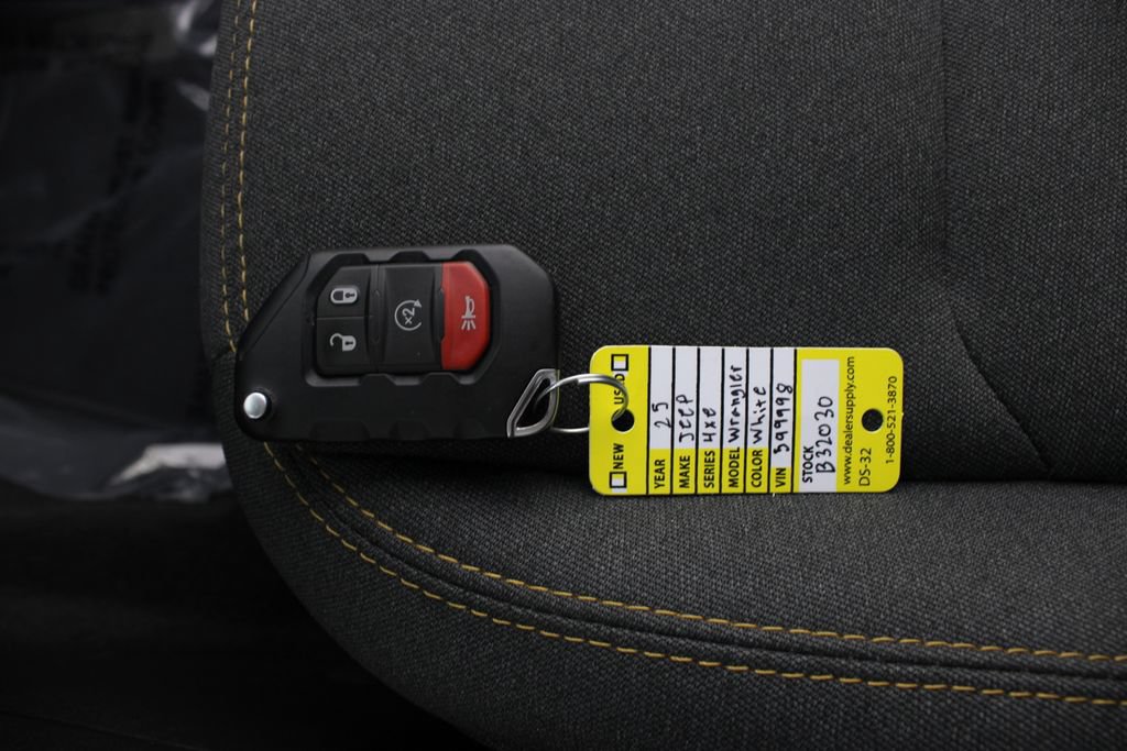 Used 2025 Jeep Wrangler Unlimited Sahara w/ Safety Group AWD/4WD image 7