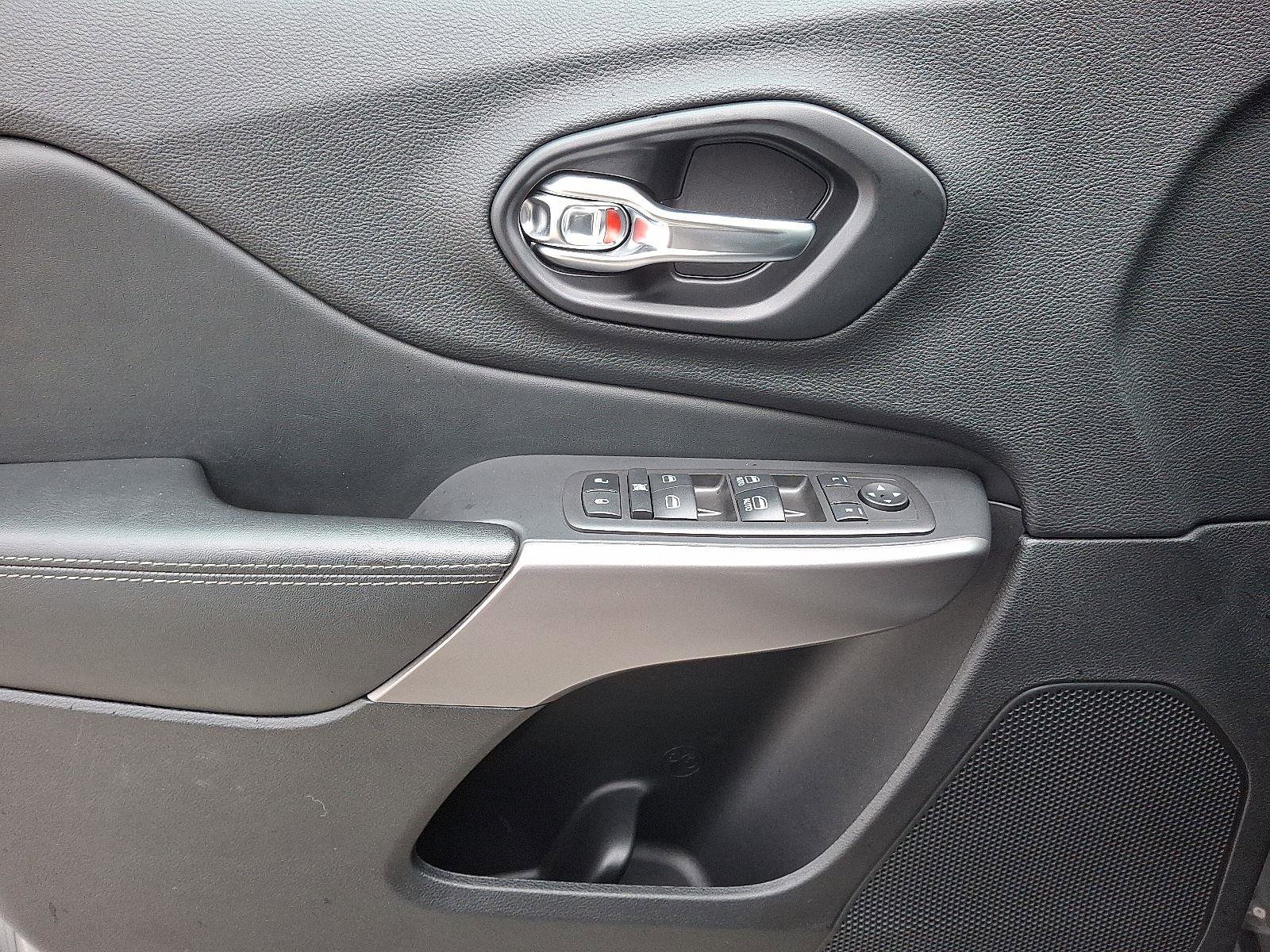 Used 2021 Jeep Cherokee Latitude Lux w/ Comfort/Convenience Group image 11