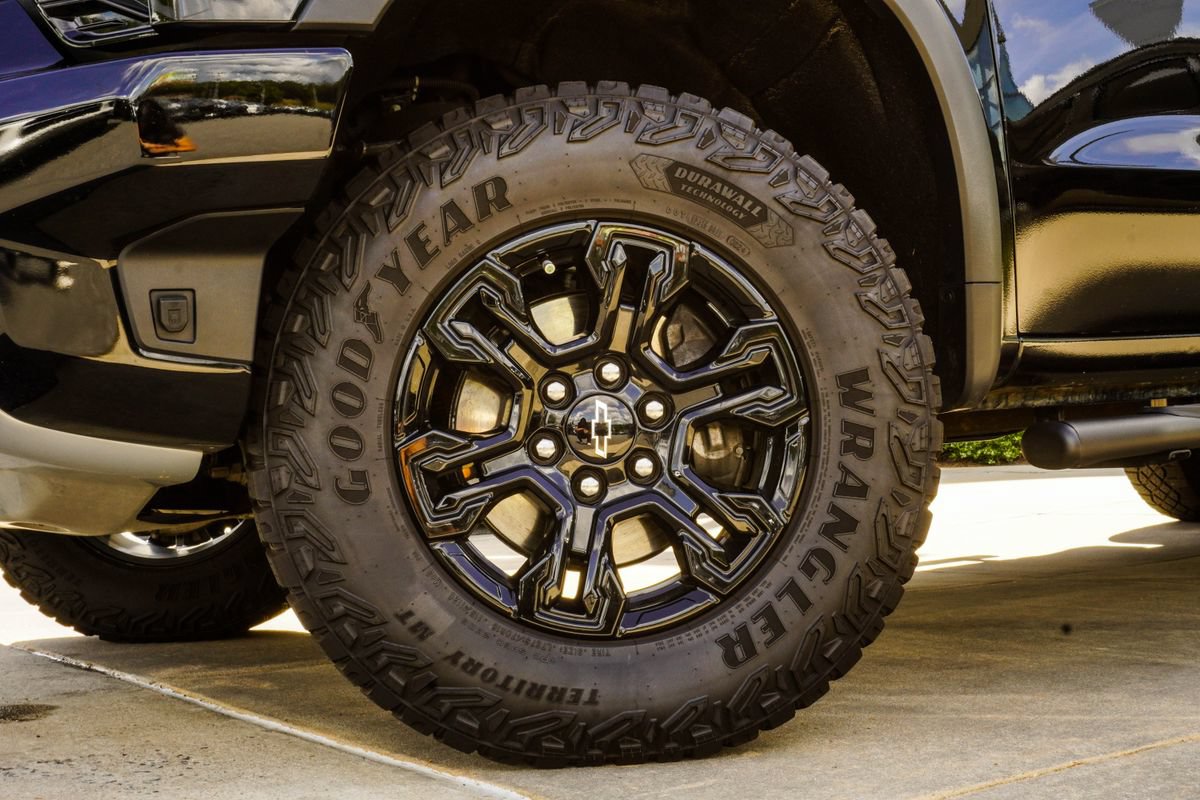 Used 2024 Chevrolet Silverado 1500 ZR2 w/ Technology Package AWD/4WD image 6
