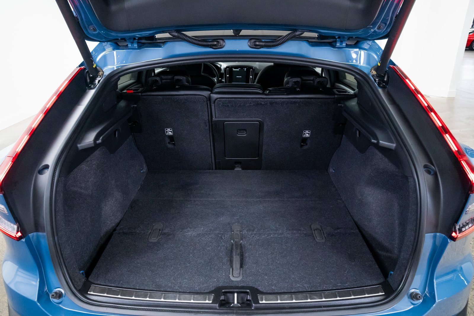 Used 2023 Volvo C40 P8 Recharge Plus w/ Climate Package image 8